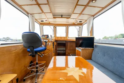 interieur stuurhut en salon van motorboot