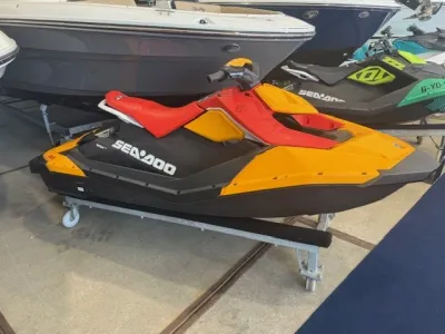 gele waterscooter in showroom