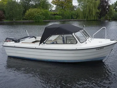 kleine motorboot met cabrioletkap op water