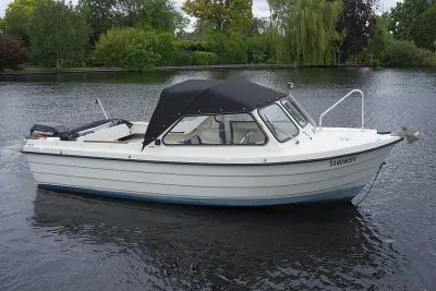 kleine motorboot met cabrioletkap op water