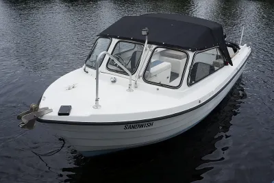 kleine motorboot op stil water