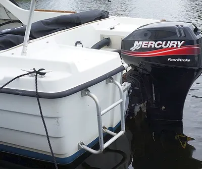 achterzijde van kleine boot met buitenboordmotor
