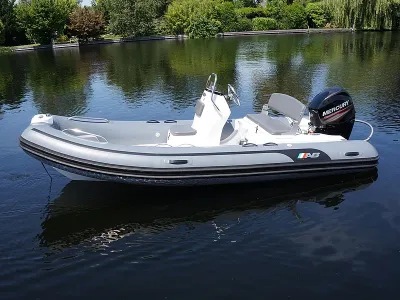 rubberen ribboot op rustig water