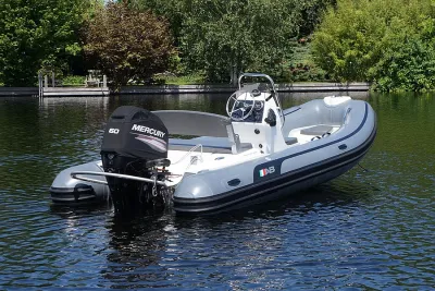 grijze rib met buitenboordmotor op water