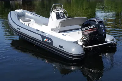 RIB met buitenboordmotor op water