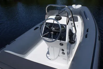 console en boeg van opblaasbare boot