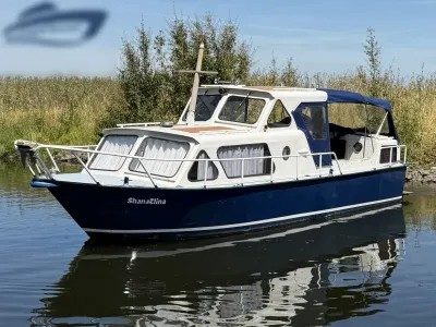 motorboot aangemeerd bij rietkade