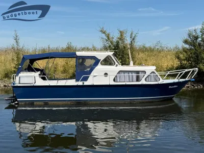 motorboot op rustig kanaal