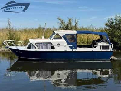 motorboot liggend op kanaal