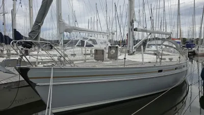 zeiljacht afgemeerd in een jachthaven