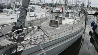 zeiljacht in een marina