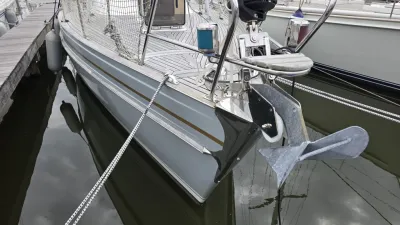 voorste deel van zeiljacht aan steiger
