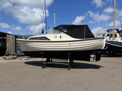 motorjacht op bokken in jachthaven