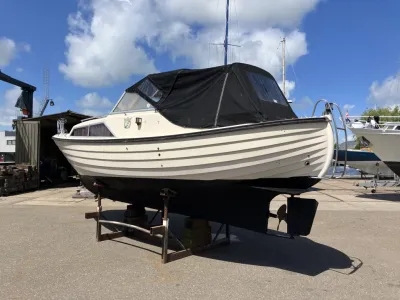 motorjacht op de kant bij een werf