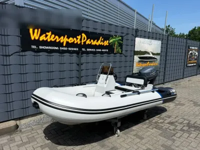 opblaasbare boot op oprit bij hek