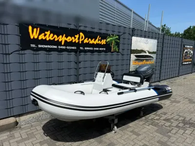 opblaasboot met buitenboordmotor op terrein