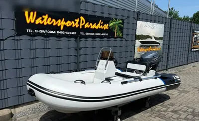 opblaasbare boot op oprit bij hek