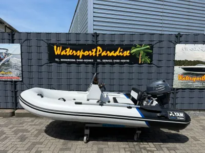 opblaasbare boot bij watersportwinkel