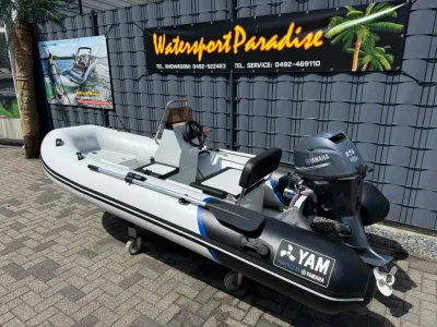 opblaasbare boot bij showroom