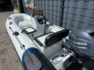 opblaasboot met console en buitenboordmotor