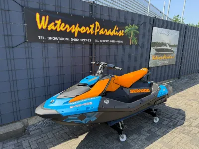 oranje-blauwe waterscooter op stelling
