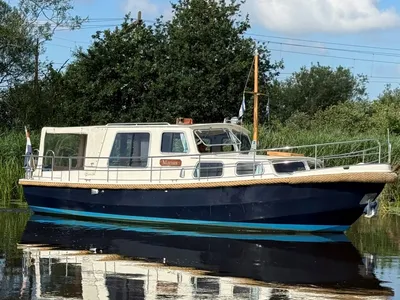 motorvlet op rustig water