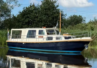 motorvlet op rustig water