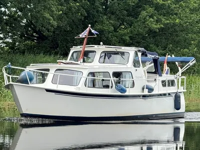 motorjacht op rustig water