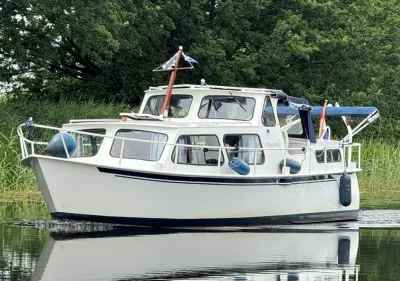motorjacht op rustig water