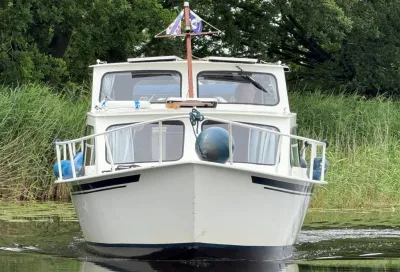 vooraanzicht van motorjacht in water