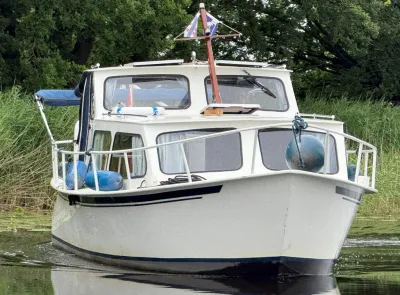 vooraanzicht motorjacht in rietkraag