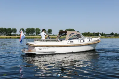 motorboot varend op rustig water
