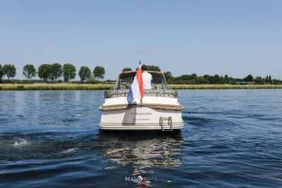 achteraanzicht motorboot op water