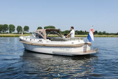 motorboot met kuip op rustig water