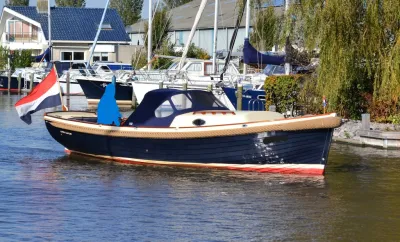 cabine-sloep op kanaal bij aanlegplaats