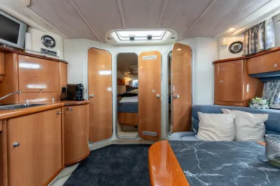 interieur motorjacht met salon en slaaphut