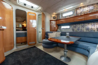 salon en zithoek interieur van motorjacht