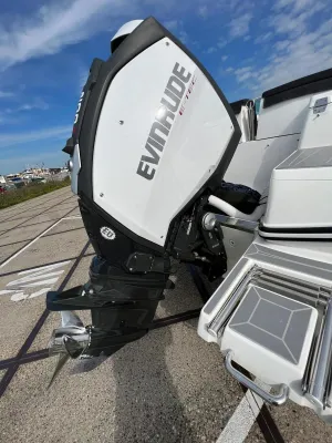 buitenboordmotor gemonteerd op transom