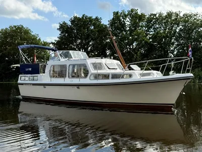 motorjacht op water met bomen op achtergrond