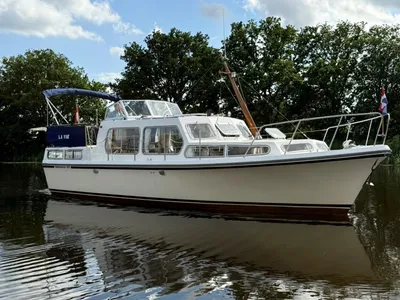 motorkruiser op rustig water