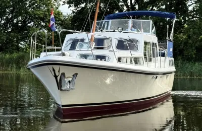 witte motorkruiser op stille wateren