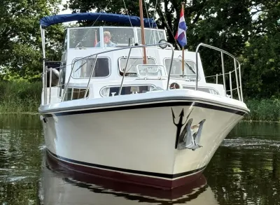 voorkant van een motorkruiser op water