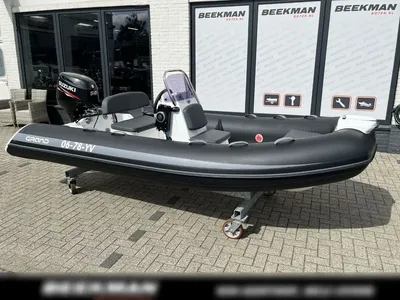 zwarte rubberboot op trailer voor winkel