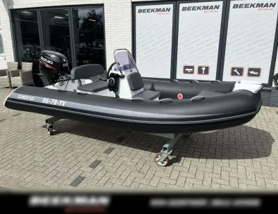zwarte rib op trailer voor winkel