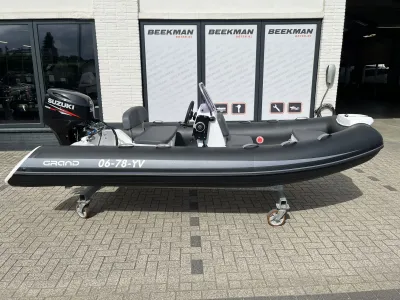 RIB op trailer, zijkant en console zichtbaar