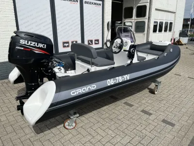 RIB met buitenboordmotor bij showroom