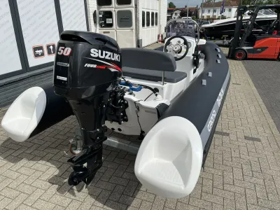 RIB met console en buitenboordmotor