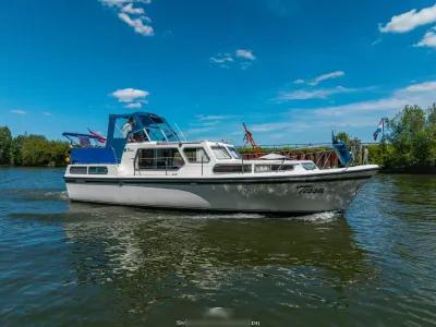 wit motorjacht op het water