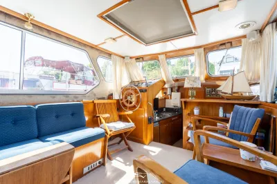 interieur van motorjacht met houten salon