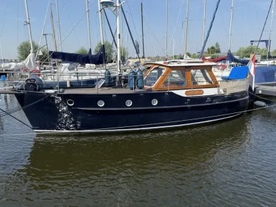 motorjacht aangemeerd in jachthaven